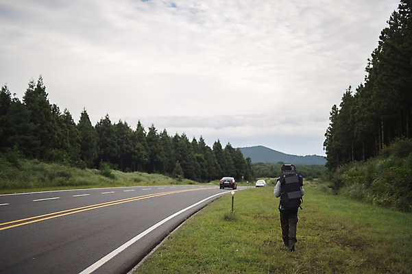 포토 JPG 주간 전신 남자 도로 맨라이프 여행 자동차 한명 20대 성인 야외 뒷모습 제주도 걷기 캠핑 한국인 백패커 히치하이킹 성인남자한명만 욜로라이프 국내포토 자연요소 1 라이프스타일 길 육상교통 뷰포인트 교통시설 모션 레저 한국 사람 동양인 청년 남자한명만 성인남자만 파일형식