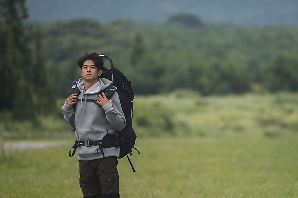 포토 JPG 주간 남자 도로 맨라이프 여행 배낭 한명 서기 상반신 20대 성인 야외 앞모습 제주도 캠핑 한국인 백패커 안식처 히치하이킹 성인남자한명만 욜로라이프 국내포토 자연요소 1 라이프스타일 길 뷰포인트 가방 교통시설 모션 레저 휴식 한국 사람 동양인 청년 남자한명만 성인남자만 파일형식