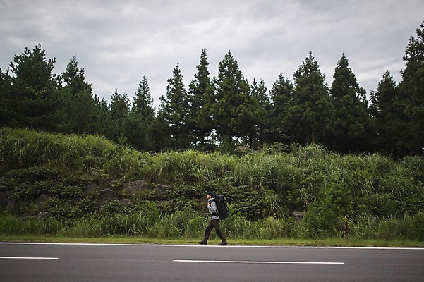 포토 JPG 주간 전신 나무 남자 도로 맨라이프 여행 한명 20대 성인 야외 옆모습 제주도 걷기 캠핑 한국인 백패커 히치하이킹 성인남자한명만 욜로라이프 국내포토 자연요소 식물 1 라이프스타일 길 뷰포인트 교통시설 모션 레저 한국 사람 동양인 청년 남자한명만 성인남자만 파일형식