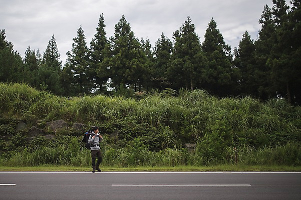 포토 JPG 주간 전신 나무 남자 도로 맨라이프 여행 한명 서기 20대 성인 야외 앞모습 제주도 캠핑 한국인 백패커 히치하이킹 성인남자한명만 욜로라이프 국내포토 자연요소 식물 1 라이프스타일 길 뷰포인트 교통시설 모션 레저 한국 사람 동양인 청년 남자한명만 성인남자만 파일형식