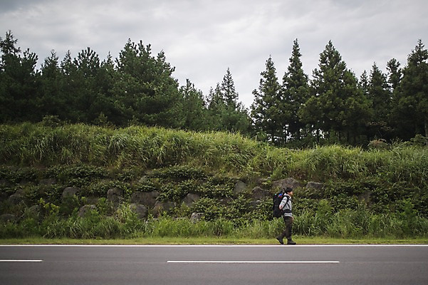 포토 JPG 주간 전신 나무 남자 도로 맨라이프 여행 한명 서기 20대 성인 야외 옆모습 제주도 캠핑 한국인 백패커 히치하이킹 성인남자한명만 욜로라이프 국내포토 자연요소 식물 1 라이프스타일 길 뷰포인트 교통시설 모션 레저 한국 사람 동양인 청년 남자한명만 성인남자만 파일형식