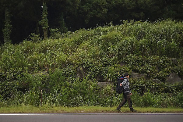 포토 JPG 주간 전신 남자 도로 맨라이프 여행 한명 서기 20대 성인 야외 옆모습 제주도 걷기 캠핑 한국인 풀 백패커 히치하이킹 성인남자한명만 욜로라이프 국내포토 자연요소 식물 1 라이프스타일 길 뷰포인트 교통시설 모션 레저 한국 사람 동양인 청년 남자한명만 성인남자만 파일형식