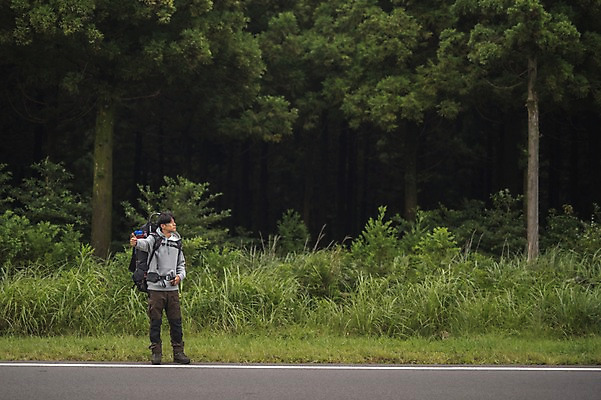 포토 JPG 주간 전신 나무 남자 도로 맨라이프 여행 한명 서기 20대 성인 야외 앞모습 제주도 캠핑 한국인 백패커 히치하이킹 성인남자한명만 욜로라이프 국내포토 자연요소 식물 1 라이프스타일 길 뷰포인트 교통시설 모션 레저 한국 사람 동양인 청년 남자한명만 성인남자만 파일형식