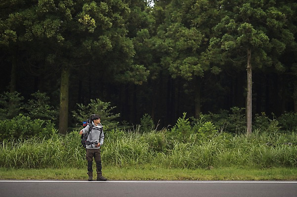 포토 JPG 주간 전신 남자 도로 맨라이프 여행 한명 서기 20대 성인 야외 앞모습 제주도 캠핑 한국인 백패커 히치하이킹 성인남자한명만 욜로라이프 국내포토 자연요소 1 라이프스타일 길 뷰포인트 교통시설 모션 레저 한국 사람 동양인 청년 남자한명만 성인남자만 파일형식