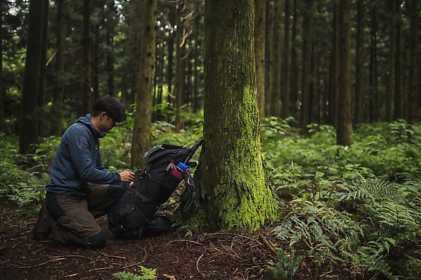 포토 JPG 주간 전신 나무 남자 맨라이프 여행 배낭 한명 앉기 20대 성인 야외 옆모습 제주도 캠핑 한국인 숲속 안식처 성인남자한명만 욜로라이프 국내포토 자연요소 식물 1 라이프스타일 뷰포인트 가방 모션 레저 휴식 한국 사람 동양인 청년 숲 남자한명만 성인남자만 파일형식