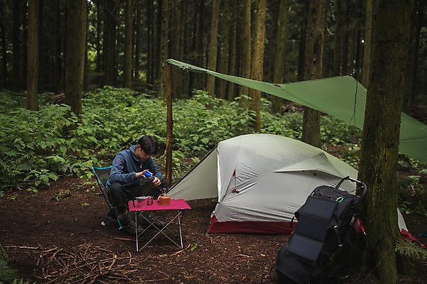 포토 JPG 주간 전신 남자 맨라이프 여행 배낭 휴식 텐트 한명 앉기 20대 성인 야외 앞모습 제주도 캠핑 한국인 숲속 성인남자한명만 욜로라이프 국내포토 자연요소 1 라이프스타일 뷰포인트 컨셉 가방 모션 레저 한국 캠핑도구 사람 동양인 청년 숲 남자한명만 성인남자만 파일형식
