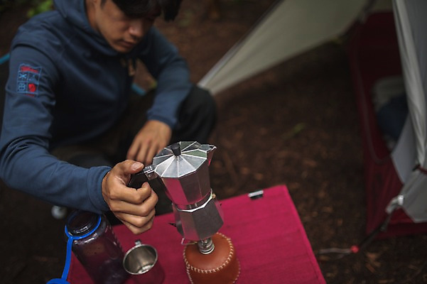 포토 JPG 주간 남자 여유 커피 맨라이프 여행 티타임 휴식 텐트 한명 앉기 상반신 20대 성인 야외 앞모습 제주도 캠핑 한국인 숲속 성인남자한명만 욜로라이프 국내포토 자연요소 1 라이프스타일 감정 음료 뷰포인트 컨셉 모션 레저 한국 캠핑도구 사람 동양인 청년 숲 남자한명만 성인남자만 파일형식