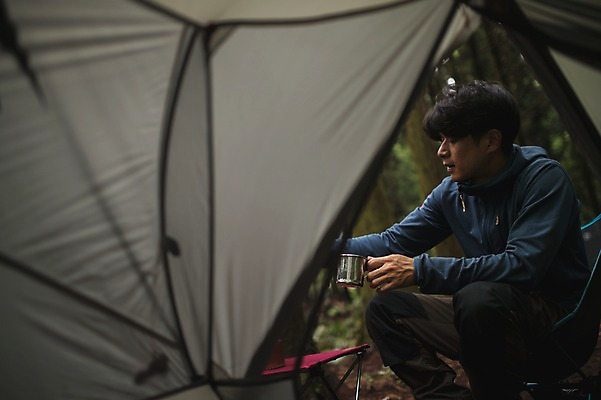 포토 JPG 주간 남자 여유 커피 맨라이프 여행 티타임 휴식 텐트 한명 앉기 상반신 20대 성인 야외 옆모습 제주도 캠핑 한국인 숲속 성인남자한명만 욜로라이프 국내포토 자연요소 1 라이프스타일 감정 음료 뷰포인트 컨셉 모션 레저 한국 캠핑도구 사람 동양인 청년 숲 남자한명만 성인남자만 파일형식