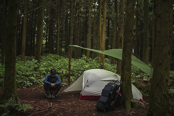 포토 JPG 주간 전신 남자 맨라이프 여행 배낭 휴식 텐트 한명 앉기 20대 성인 야외 앞모습 제주도 캠핑 한국인 숲속 성인남자한명만 욜로라이프 국내포토 자연요소 1 라이프스타일 뷰포인트 컨셉 가방 모션 레저 한국 캠핑도구 사람 동양인 청년 숲 남자한명만 성인남자만 파일형식