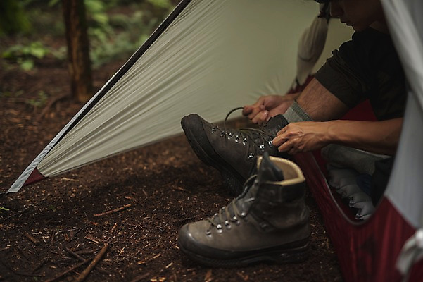 포토 JPG 주간 전신 남자 맨라이프 여행 신발 텐트 한명 앉기 20대 성인 야외 옆모습 제주도 캠핑 한국인 숲속 신발신기 성인남자한명만 욜로라이프 국내포토 자연요소 1 라이프스타일 뷰포인트 모션 레저 한국 캠핑도구 사람 동양인 청년 숲 남자한명만 성인남자만 파일형식