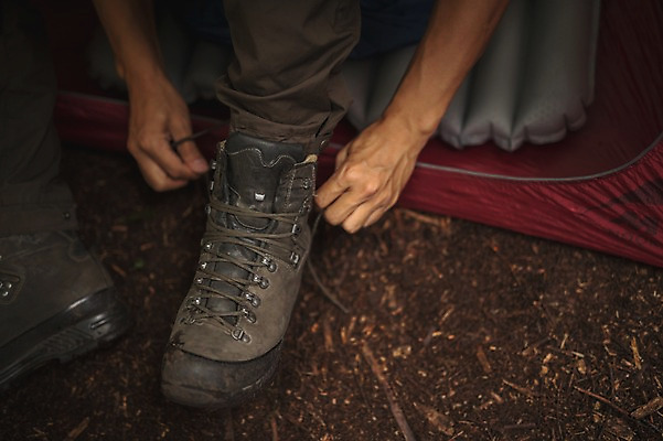 포토 JPG 주간 남자 맨라이프 여행 신발 텐트 한명 앉기 20대 성인 야외 제주도 캠핑 한국인 숲속 신발신기 성인남자한명만 욜로라이프 국내포토 자연요소 1 라이프스타일 모션 레저 한국 캠핑도구 사람 동양인 청년 숲 남자한명만 성인남자만 파일형식