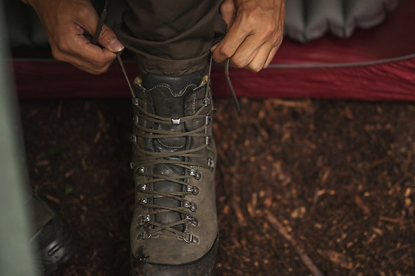 포토 JPG 주간 남자 맨라이프 여행 신발 텐트 한명 앉기 20대 성인 야외 제주도 캠핑 한국인 숲속 신발신기 성인남자한명만 욜로라이프 국내포토 자연요소 1 라이프스타일 모션 레저 한국 캠핑도구 사람 동양인 청년 숲 남자한명만 성인남자만 파일형식
