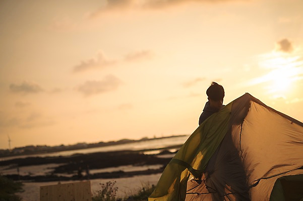 포토 JPG 주간 남자 맨라이프 여행 텐트 한명 서기 상반신 20대 성인 야외 앞모습 제주도 노을 캠핑 한국인 정리 성인남자한명만 욜로라이프 국내포토 자연요소 1 라이프스타일 뷰포인트 모션 레저 한국 캠핑도구 사람 동양인 청년 남자한명만 성인남자만 파일형식