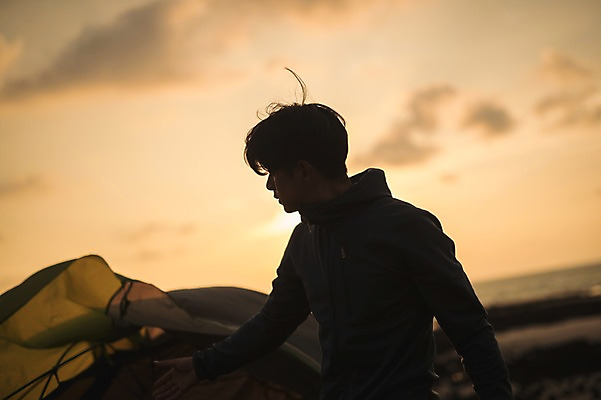 포토 JPG 주간 남자 맨라이프 여행 텐트 한명 상반신 20대 성인 야외 옆모습 제주도 노을 캠핑 한국인 성인남자한명만 욜로라이프 국내포토 자연요소 1 라이프스타일 뷰포인트 레저 한국 캠핑도구 사람 동양인 청년 남자한명만 성인남자만 파일형식