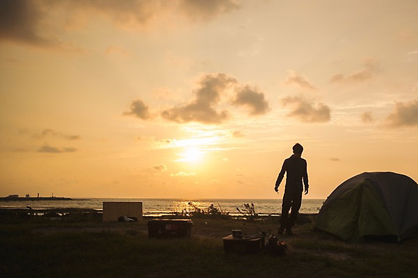 포토 JPG 주간 전신 남자 맨라이프 여행 하늘 텐트 한명 서기 20대 성인 야외 제주도 노을 캠핑 한국인 안식처 성인남자한명만 욜로라이프 국내포토 자연요소 1 라이프스타일 모션 레저 휴식 한국 캠핑도구 사람 동양인 청년 남자한명만 성인남자만 파일형식