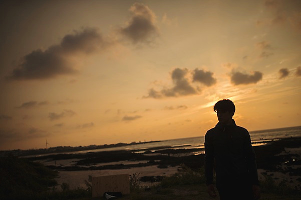 포토 JPG 주간 구름 남자 맨라이프 여행 하늘 한명 서기 상반신 20대 성인 야외 앞모습 제주도 노을 캠핑 한국인 성인남자한명만 욜로라이프 국내포토 자연요소 1 라이프스타일 뷰포인트 모션 레저 한국 사람 동양인 청년 남자한명만 성인남자만 파일형식