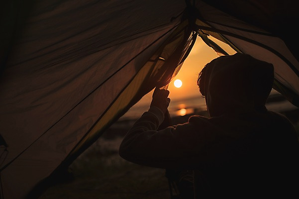 포토 JPG 주간 남자 맨라이프 여행 휴식 텐트 한명 앉기 20대 성인 야외 뒷모습 태양 제주도 노을 캠핑 한국인 성인남자한명만 욜로라이프 국내포토 자연요소 1 라이프스타일 뷰포인트 컨셉 모션 레저 한국 캠핑도구 사람 동양인 청년 남자한명만 성인남자만 파일형식
