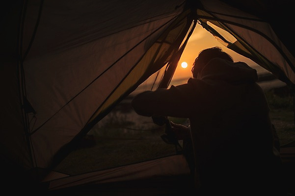 포토 JPG 주간 남자 맨라이프 여행 휴식 텐트 한명 앉기 상반신 20대 성인 야외 뒷모습 태양 제주도 노을 캠핑 한국인 성인남자한명만 욜로라이프 국내포토 자연요소 1 라이프스타일 뷰포인트 컨셉 모션 레저 한국 캠핑도구 사람 동양인 청년 남자한명만 성인남자만 파일형식