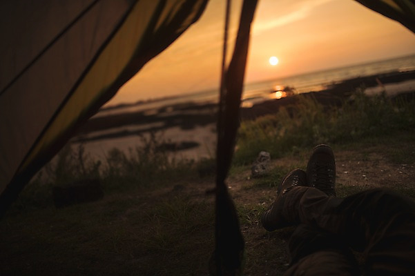 포토 JPG 주간 남자 맨라이프 여행 텐트 한명 앉기 20대 성인 야외 태양 제주도 노을 캠핑 한국인 하반신 성인남자한명만 욜로라이프 국내포토 자연요소 1 라이프스타일 모션 레저 한국 캠핑도구 사람 동양인 청년 남자한명만 성인남자만 파일형식