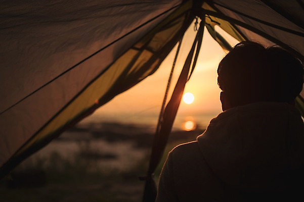 포토 JPG 주간 남자 맨라이프 여행 휴식 텐트 한명 앉기 상반신 20대 성인 야외 뒷모습 제주도 노을 캠핑 한국인 성인남자한명만 욜로라이프 국내포토 자연요소 1 라이프스타일 뷰포인트 컨셉 모션 레저 한국 캠핑도구 사람 동양인 청년 남자한명만 성인남자만 파일형식