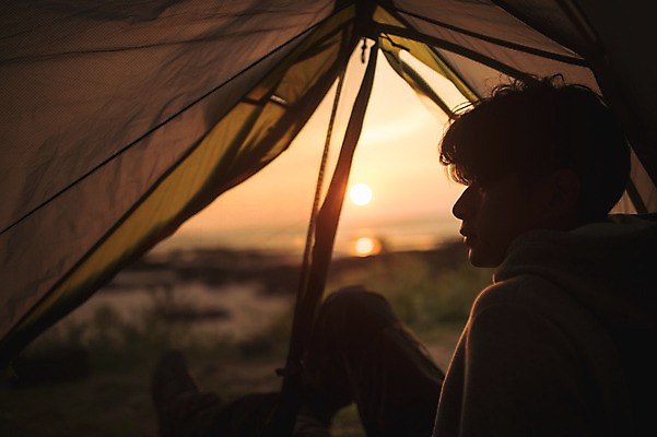 포토 JPG 주간 전신 남자 맨라이프 여행 휴식 텐트 한명 앉기 20대 성인 야외 뒷모습 태양 제주도 노을 캠핑 한국인 성인남자한명만 욜로라이프 국내포토 자연요소 1 라이프스타일 뷰포인트 컨셉 모션 레저 한국 캠핑도구 사람 동양인 청년 남자한명만 성인남자만 파일형식
