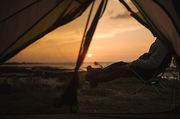 포토 JPG 주간 전신 남자 맨라이프 여행 휴식 텐트 한명 앉기 20대 성인 야외 옆모습 제주도 노을 캠핑 한국인 성인남자한명만 욜로라이프 국내포토 자연요소 1 라이프스타일 뷰포인트 컨셉 모션 레저 한국 캠핑도구 사람 동양인 청년 남자한명만 성인남자만 파일형식