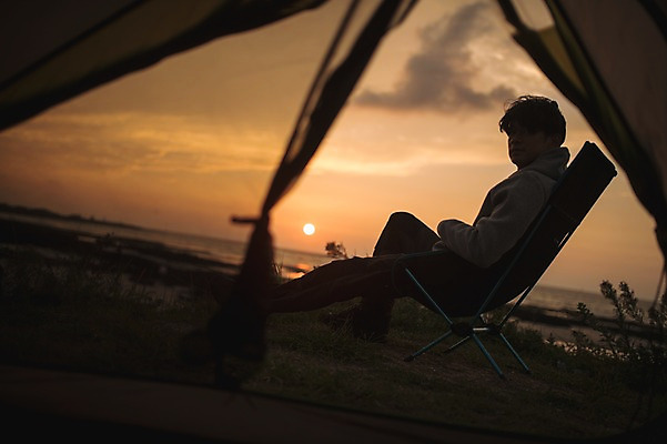 포토 JPG 주간 전신 남자 맨라이프 여행 휴식 텐트 한명 앉기 20대 성인 야외 옆모습 제주도 노을 캠핑 한국인 성인남자한명만 욜로라이프 국내포토 자연요소 1 라이프스타일 뷰포인트 컨셉 모션 레저 한국 캠핑도구 사람 동양인 청년 남자한명만 성인남자만 파일형식