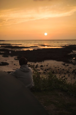 포토 JPG 주간 남자 맨라이프 여행 휴식 한명 앉기 상반신 20대 성인 야외 뒷모습 태양 제주도 노을 캠핑 한국인 성인남자한명만 욜로라이프 국내포토 자연요소 1 라이프스타일 뷰포인트 컨셉 모션 레저 한국 사람 동양인 청년 남자한명만 성인남자만 파일형식