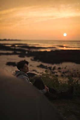 포토 JPG 주간 전신 남자 맨라이프 여행 휴식 한명 앉기 20대 성인 야외 옆모습 제주도 노을 캠핑 한국인 성인남자한명만 욜로라이프 국내포토 자연요소 1 라이프스타일 뷰포인트 컨셉 모션 레저 한국 사람 동양인 청년 남자한명만 성인남자만 파일형식
