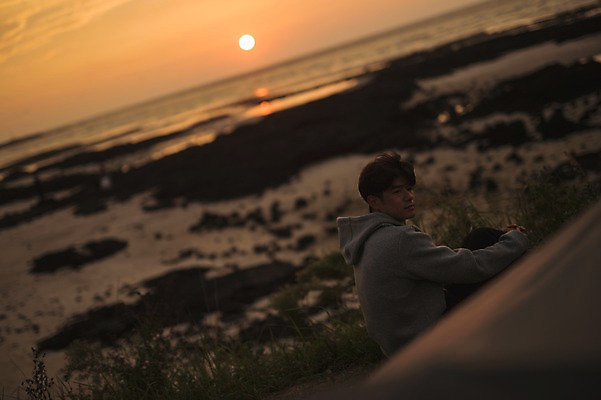 포토 JPG 주간 남자 맨라이프 여행 한명 앉기 상반신 20대 성인 야외 옆모습 태양 제주도 노을 캠핑 한국인 성인남자한명만 욜로라이프 국내포토 자연요소 1 라이프스타일 뷰포인트 모션 레저 한국 사람 동양인 청년 남자한명만 성인남자만 파일형식