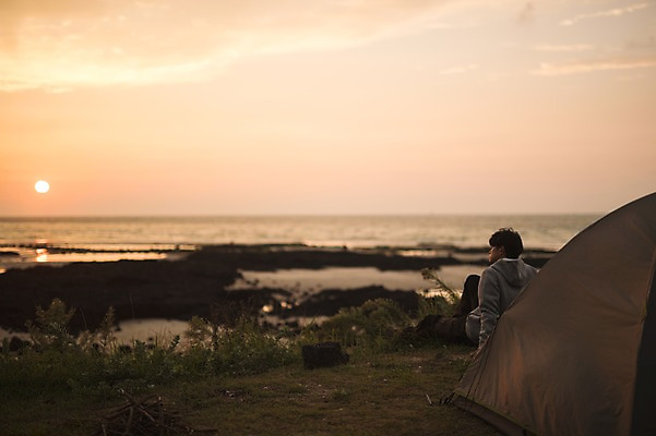 포토 JPG 주간 전신 남자 맨라이프 여행 휴식 텐트 한명 앉기 20대 성인 야외 뒷모습 제주도 노을 캠핑 한국인 성인남자한명만 욜로라이프 국내포토 자연요소 1 라이프스타일 뷰포인트 컨셉 모션 레저 한국 캠핑도구 사람 동양인 청년 남자한명만 성인남자만 파일형식