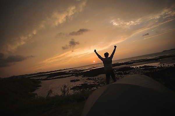 포토 JPG 주간 남자 맨라이프 여행 텐트 한명 서기 상반신 20대 성인 야외 뒷모습 제주도 노을 파이팅 캠핑 한국인 성인남자한명만 욜로라이프 국내포토 자연요소 1 라이프스타일 뷰포인트 모션 레저 한국 캠핑도구 사람 동양인 청년 남자한명만 성인남자만 파일형식