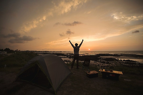 포토 JPG 주간 전신 남자 맨라이프 여행 하늘 텐트 한명 서기 20대 성인 야외 뒷모습 제주도 노을 만세 캠핑 한국인 안식처 성인남자한명만 욜로라이프 국내포토 자연요소 1 라이프스타일 뷰포인트 모션 레저 휴식 한국 캠핑도구 사람 동양인 청년 남자한명만 성인남자만 파일형식