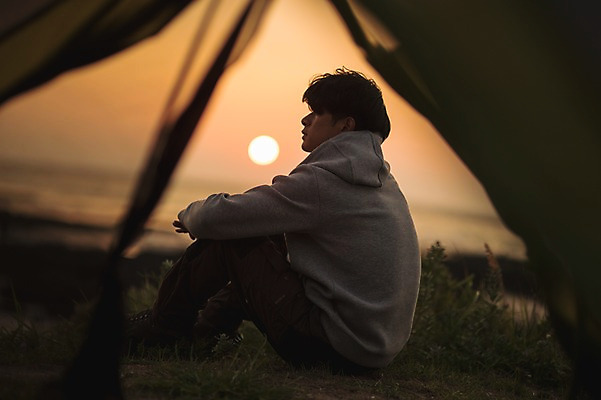 포토 JPG 주간 전신 남자 맨라이프 여행 휴식 텐트 한명 앉기 20대 성인 야외 옆모습 제주도 노을 캠핑 한국인 성인남자한명만 욜로라이프 국내포토 자연요소 1 라이프스타일 뷰포인트 컨셉 모션 레저 한국 캠핑도구 사람 동양인 청년 남자한명만 성인남자만 파일형식