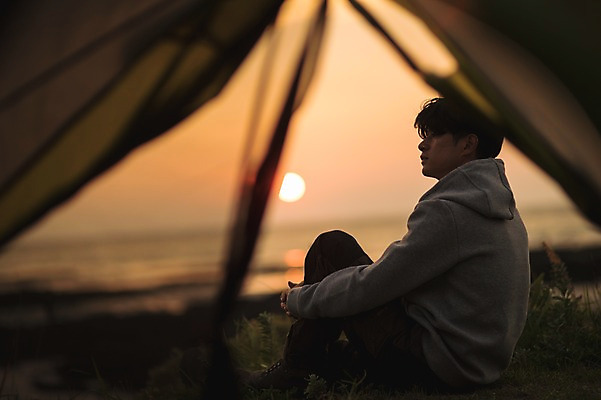 포토 JPG 주간 전신 남자 맨라이프 여행 휴식 텐트 한명 앉기 20대 성인 야외 옆모습 제주도 노을 캠핑 한국인 성인남자한명만 욜로라이프 국내포토 자연요소 1 라이프스타일 뷰포인트 컨셉 모션 레저 한국 캠핑도구 사람 동양인 청년 남자한명만 성인남자만 파일형식
