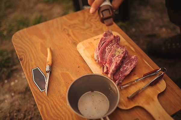 포토 JPG 주간 손 남자 맨라이프 여행 육류 요리 한명 20대 성인 야외 신체부위 제주도 캠핑 한국인 성인남자한명만 욜로라이프 국내포토 자연요소 1 라이프스타일 식재료 레저 한국 사람 동양인 청년 남자한명만 성인남자만 파일형식