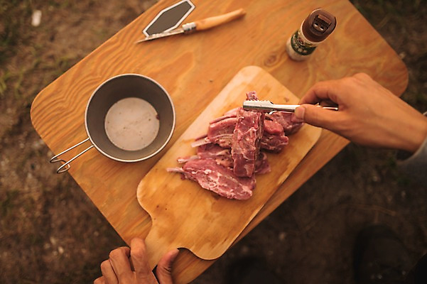 포토 JPG 주간 손 남자 맨라이프 여행 육류 요리 한명 20대 성인 야외 신체부위 제주도 캠핑 한국인 성인남자한명만 욜로라이프 국내포토 자연요소 1 라이프스타일 식재료 레저 한국 사람 동양인 청년 남자한명만 성인남자만 파일형식