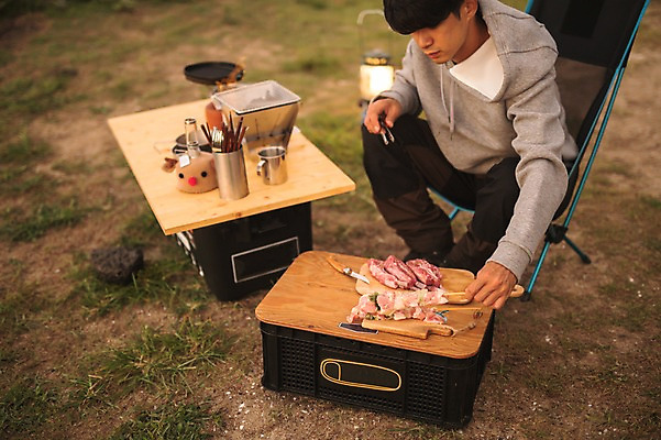 포토 JPG 주간 전신 남자 맨라이프 여행 육류 요리 한명 앉기 20대 성인 야외 앞모습 제주도 캠핑 한국인 성인남자한명만 욜로라이프 국내포토 자연요소 1 라이프스타일 뷰포인트 식재료 모션 레저 한국 사람 동양인 청년 남자한명만 성인남자만 파일형식