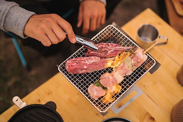 포토 JPG 주간 손 남자 맨라이프 여행 육류 요리 한명 20대 성인 야외 신체부위 제주도 캠핑 한국인 꼬치 굽기 성인남자한명만 욜로라이프 국내포토 자연요소 1 라이프스타일 식재료 레저 한국 사람 동양인 청년 구이 남자한명만 성인남자만 파일형식