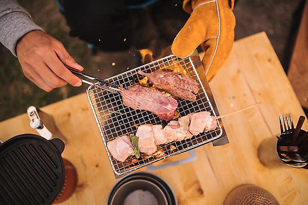 포토 JPG 주간 손 남자 맨라이프 여행 육류 요리 한명 20대 성인 야외 신체부위 제주도 캠핑 한국인 꼬치 굽기 성인남자한명만 욜로라이프 국내포토 자연요소 1 라이프스타일 식재료 레저 한국 사람 동양인 청년 구이 남자한명만 성인남자만 파일형식
