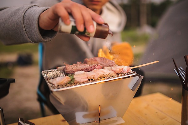 포토 JPG 주간 남자 맨라이프 여행 요리 한명 앉기 상반신 20대 성인 야외 앞모습 제주도 캠핑 한국인 꼬치 굽기 후추 성인남자한명만 욜로라이프 국내포토 자연요소 1 라이프스타일 뷰포인트 모션 레저 한국 사람 동양인 청년 구이 향신료 남자한명만 성인남자만 파일형식