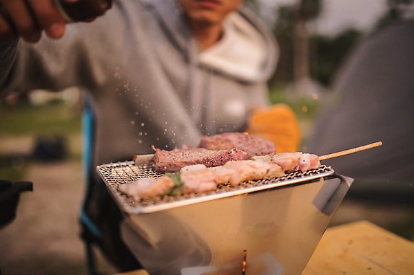포토 JPG 주간 남자 맨라이프 여행 요리 한명 앉기 상반신 20대 성인 야외 앞모습 제주도 캠핑 한국인 꼬치 굽기 후추 성인남자한명만 욜로라이프 국내포토 자연요소 1 라이프스타일 뷰포인트 모션 레저 한국 사람 동양인 청년 구이 향신료 남자한명만 성인남자만 파일형식