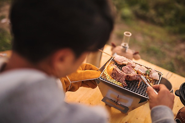포토 JPG 주간 남자 맨라이프 여행 육류 한명 20대 성인 야외 뒷모습 제주도 캠핑 한국인 꼬치 굽기 성인남자한명만 욜로라이프 국내포토 자연요소 1 라이프스타일 뷰포인트 식재료 레저 한국 사람 동양인 청년 구이 남자한명만 성인남자만 파일형식