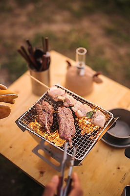 포토 JPG 주간 손 남자 맨라이프 여행 육류 요리 한명 20대 성인 야외 신체부위 제주도 캠핑 한국인 굽기 안식처 성인남자한명만 욜로라이프 국내포토 자연요소 1 라이프스타일 식재료 레저 휴식 한국 사람 동양인 청년 구이 남자한명만 성인남자만 파일형식