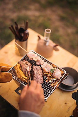 포토 JPG 주간 손 남자 맨라이프 여행 육류 요리 한명 20대 성인 야외 신체부위 제주도 캠핑 한국인 꼬치 굽기 성인남자한명만 욜로라이프 국내포토 자연요소 1 라이프스타일 식재료 레저 한국 사람 동양인 청년 구이 남자한명만 성인남자만 파일형식