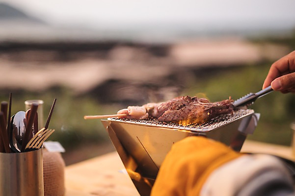 포토 JPG 주간 손 남자 맨라이프 여행 육류 요리 한명 20대 성인 야외 신체부위 제주도 캠핑 한국인 굽기 성인남자한명만 욜로라이프 국내포토 자연요소 1 라이프스타일 식재료 레저 한국 사람 동양인 청년 구이 남자한명만 성인남자만 파일형식