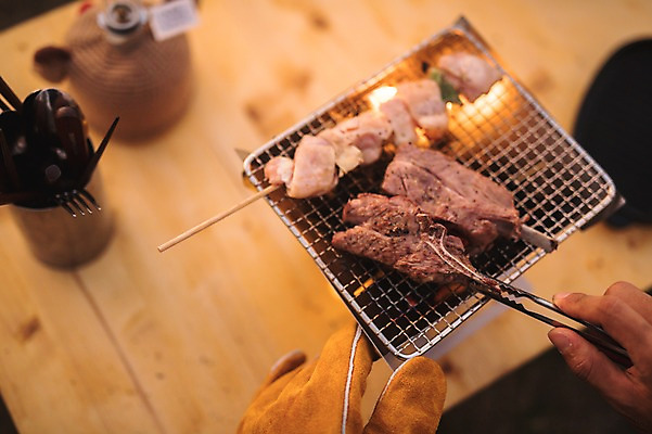 포토 JPG 주간 손 남자 맨라이프 여행 육류 요리 한명 20대 성인 야외 신체부위 제주도 캠핑 한국인 굽기 성인남자한명만 욜로라이프 국내포토 자연요소 1 라이프스타일 식재료 레저 한국 사람 동양인 청년 구이 남자한명만 성인남자만 파일형식