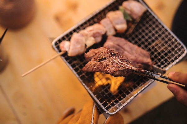 포토 JPG 주간 손 남자 맨라이프 여행 육류 요리 한명 20대 성인 야외 신체부위 제주도 캠핑 한국인 굽기 성인남자한명만 욜로라이프 국내포토 자연요소 1 라이프스타일 식재료 레저 한국 사람 동양인 청년 구이 남자한명만 성인남자만 파일형식