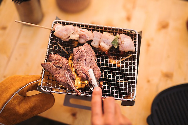 포토 JPG 주간 손 남자 맨라이프 여행 육류 요리 한명 20대 성인 야외 신체부위 제주도 캠핑 한국인 굽기 성인남자한명만 욜로라이프 국내포토 자연요소 1 라이프스타일 식재료 레저 한국 사람 동양인 청년 구이 남자한명만 성인남자만 파일형식