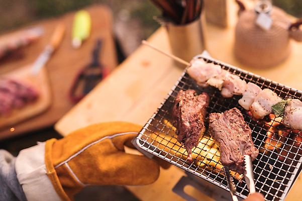 포토 JPG 주간 손 남자 맨라이프 여행 육류 요리 한명 20대 성인 야외 신체부위 제주도 캠핑 한국인 굽기 성인남자한명만 욜로라이프 국내포토 자연요소 1 라이프스타일 식재료 레저 한국 사람 동양인 청년 구이 남자한명만 성인남자만 파일형식